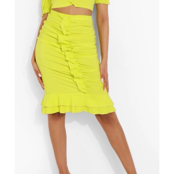 Women’s Boohoo Puff Sleeve Sweetheart Crop & Ruffle Skirt Set Size 10 NWT - Picture 3 of 12